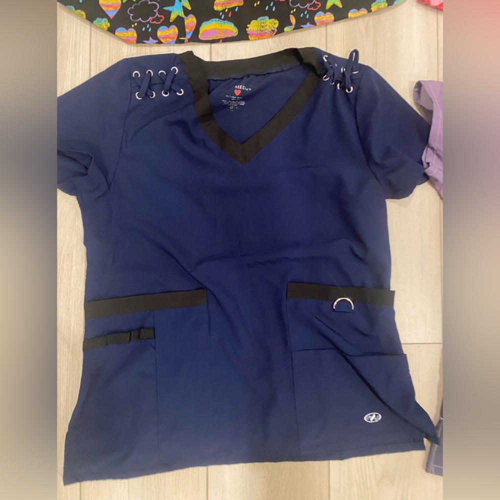 Medical scrub tops 4 tops - Picture 3 of 5